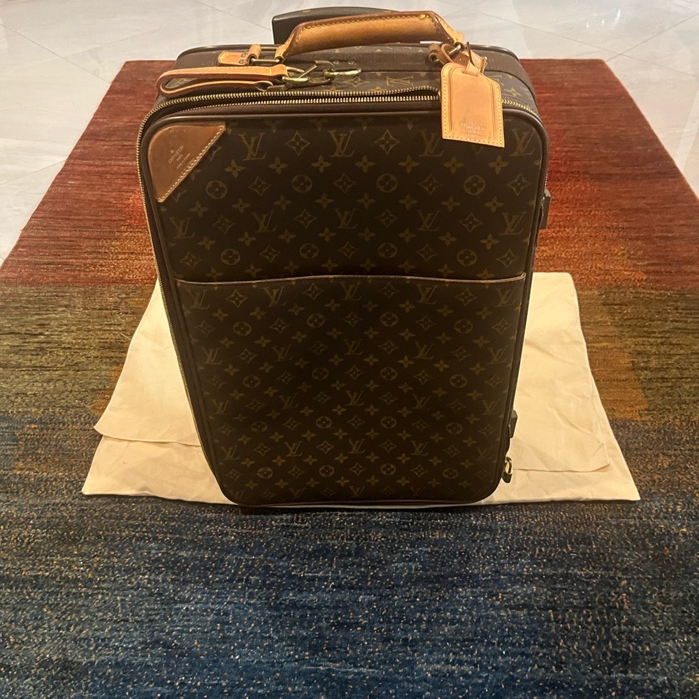 Authentic Louis Vuitton Carry On Luggage (Older Versi… Gem